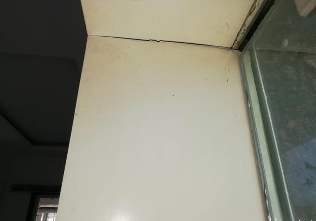 有朋友知道白色的造型木門為什么更容易開裂嗎？